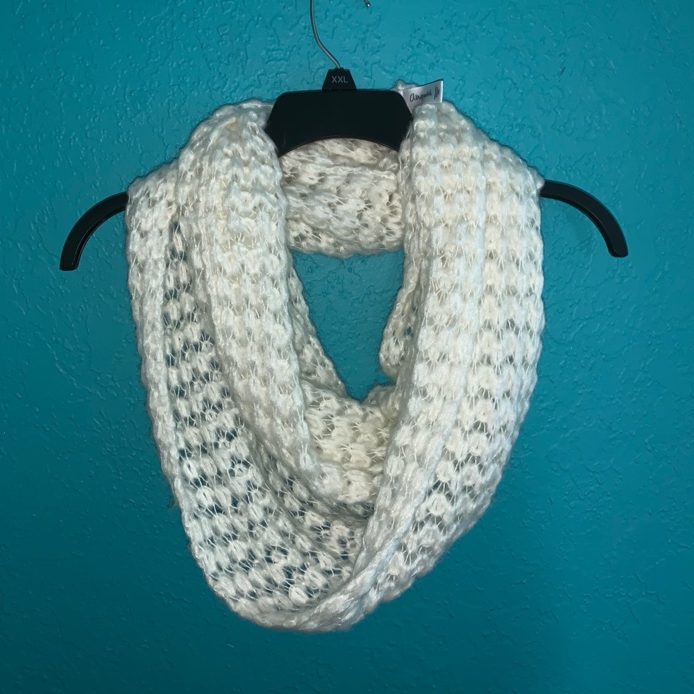 4 scarfs. Comes as a bundle.
